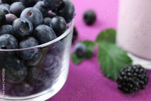 Joghurt Drink mit Brombeeren und Blaubeeren und Trinkhalmen