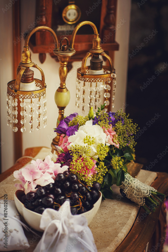 vintage wedding decoration with bouquet of flowers on the wooden table