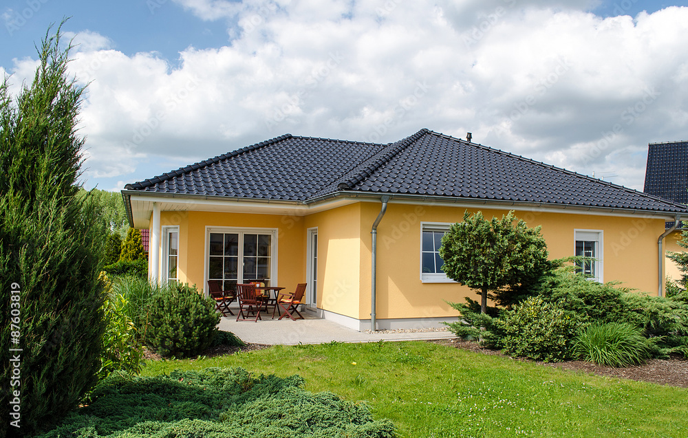 Flachbau- Bungalow mit Garten Flachbau- Bungalow mit Garten