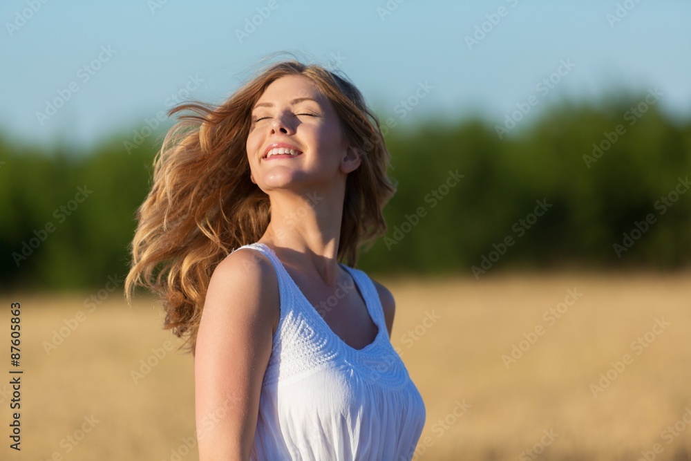 Fototapeta premium Hair, field, sun.