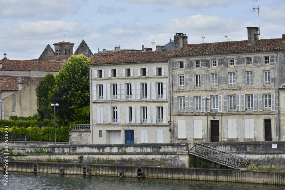 Anciens hôtels particuliers convertis en appartements au bord de la Charente à Jarnac