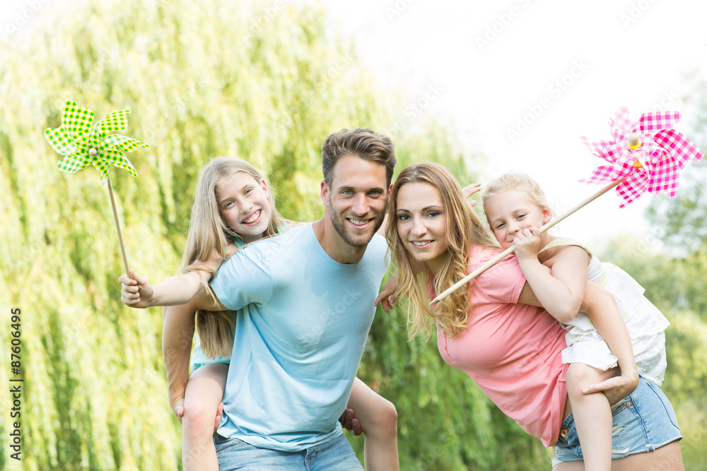 Familie zu viert StockFoto Adobe Stock