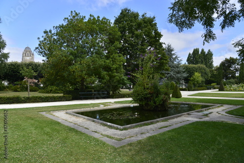Petite pièce d'eau rectangulaire avec un arbuste au milieu au jardin Fernand Chapsal de Saintes