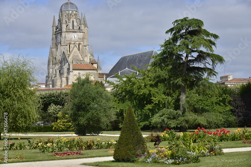 L'imposante cathédrale st-Pierre de Saintes émergeant de la verdure du parc Fernand Chapsal