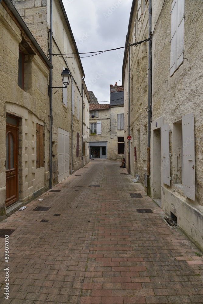 Ruelle typique au centre historique de Saintes 