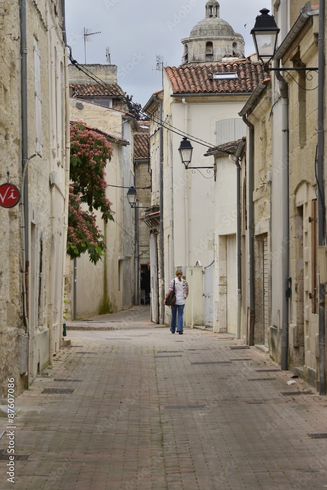 Petite rue piétonnière au centre médiéval de Saintes