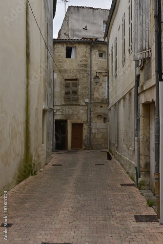 Bout d'une des impasses dans le centre médiéval de Saintes © Photocolorsteph