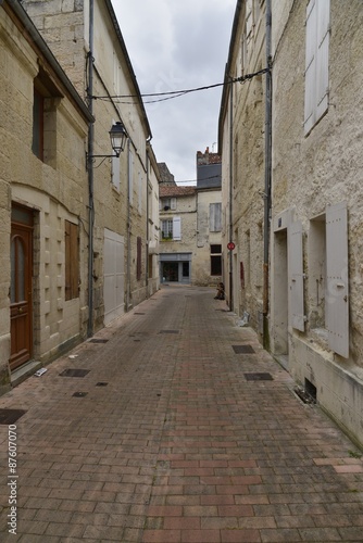 Fototapeta Naklejka Na Ścianę i Meble -  Ruelle typique au centre historique de Saintes 