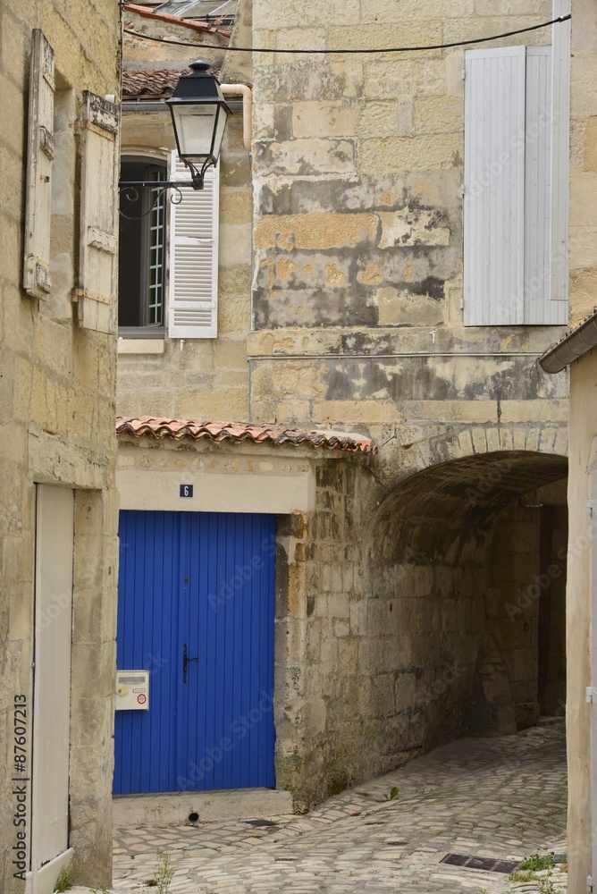Ruelle passant sous une arcade au centre historique et médiéval de Saintes