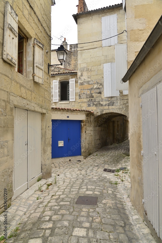 Ruelle à gros pavés typique du centre-ville médiévale de Saintes