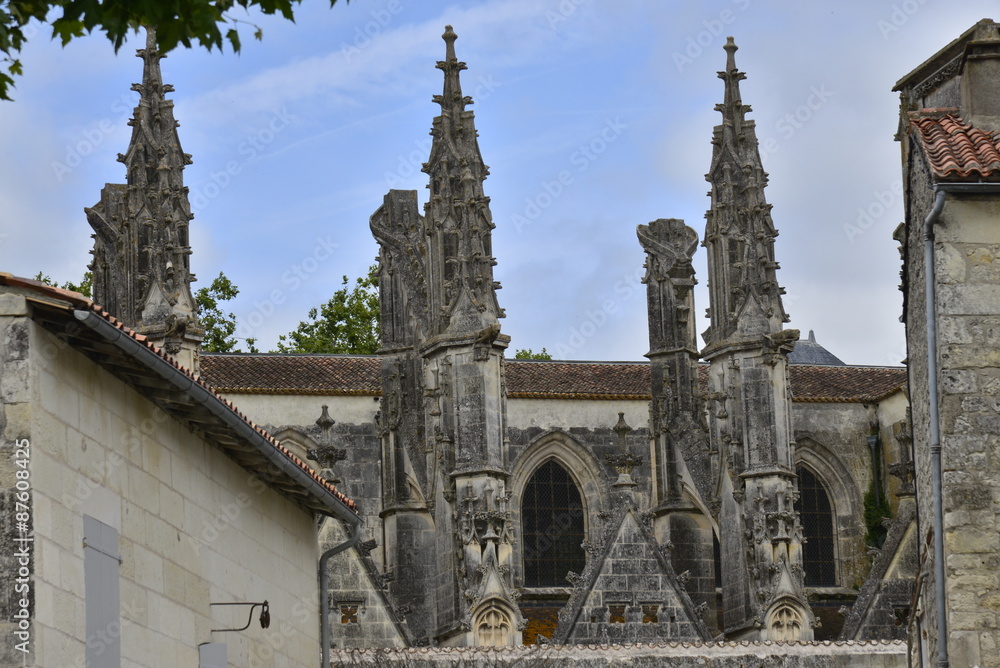 Restes des arcs-boutants suite au remaniement de la toiture de la nef principale de la cathédrale St-Pierre de Saintes