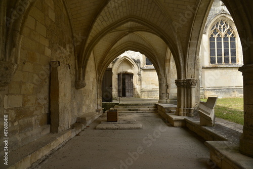 La galerie du cloître à la cathédrale St-Pierre de Saintes  © Photocolorsteph