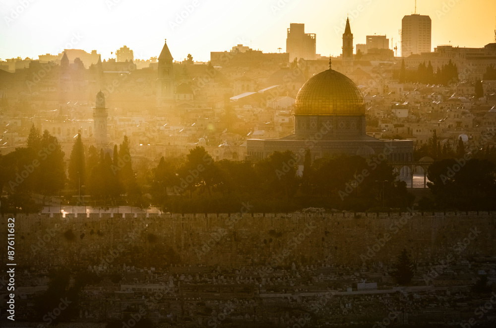 Naklejka premium Słońce zachodzi nad Jerozolimą