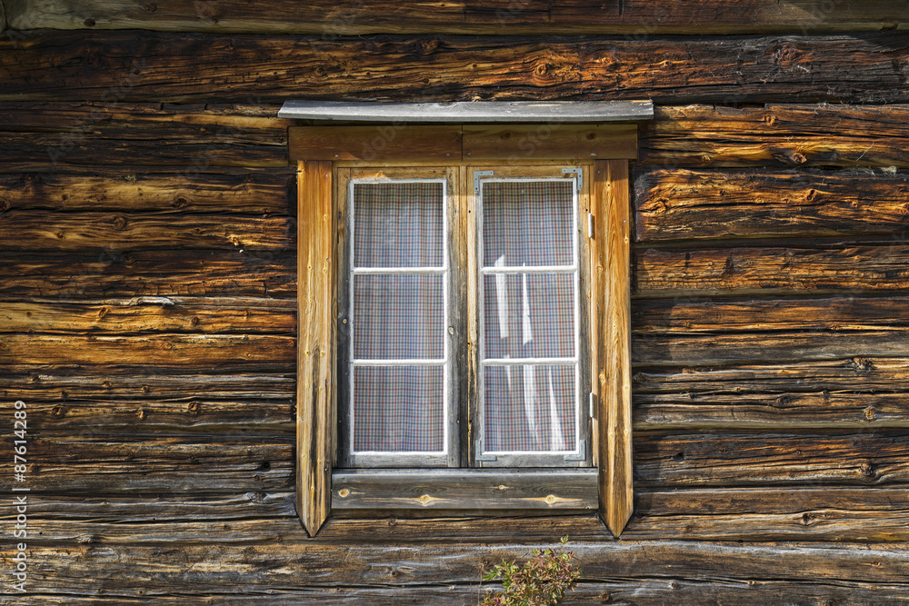 altes, verwittertes Holzfenster an einer Almhütte im Gutulia Nationalpark, Norwegen