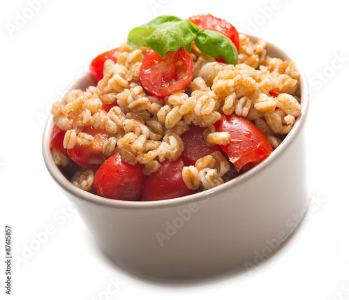 Insalata di farro, pomodori datterini, aglio e basilico