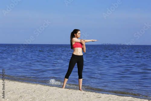 Young sporty woman doing ex...
