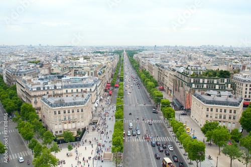 View of the Champs Elysees to the Arc de Triomphe .