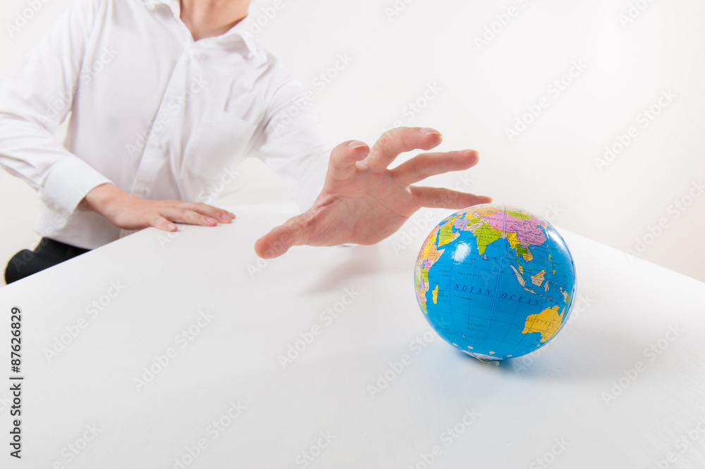 ビジネスマンと地球