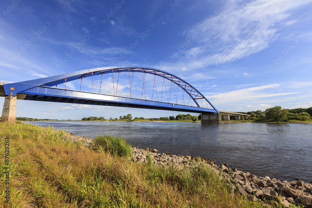 Fototapeta premium Most nad Łabą w pobliżu Dömitz (Meklemburgia-Pomorze Przednie, Dolna Saksonia)