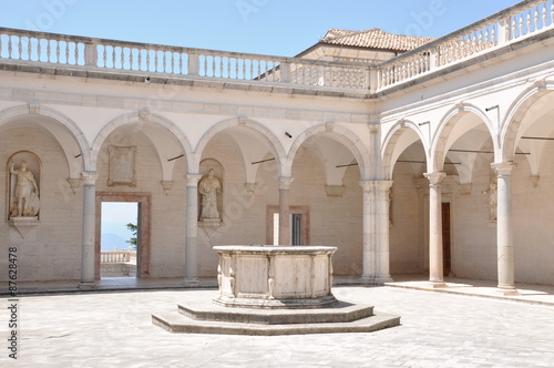 Fotografia, Obraz Courtyard Benedictine Monastery at Monte Cassino, a stone fountain and arcades
