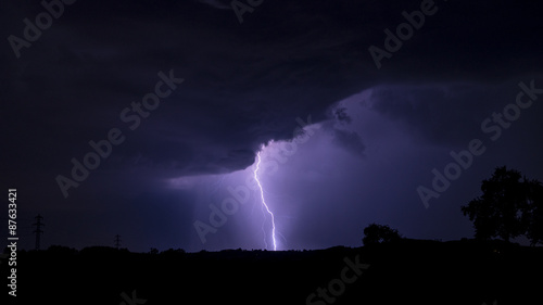 Gewitter über Feld mit Unwetter Blitzeinschlag