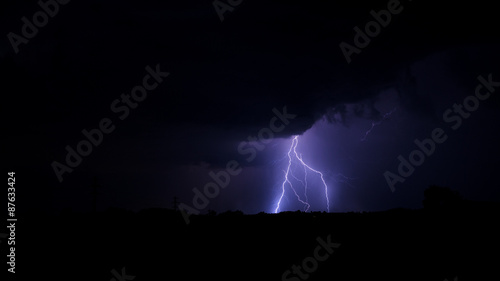 Gewitter über Feld mit Unwetter Blitzeinschlag