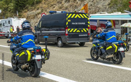 motards de gendarmerie accompagnants le tour de france