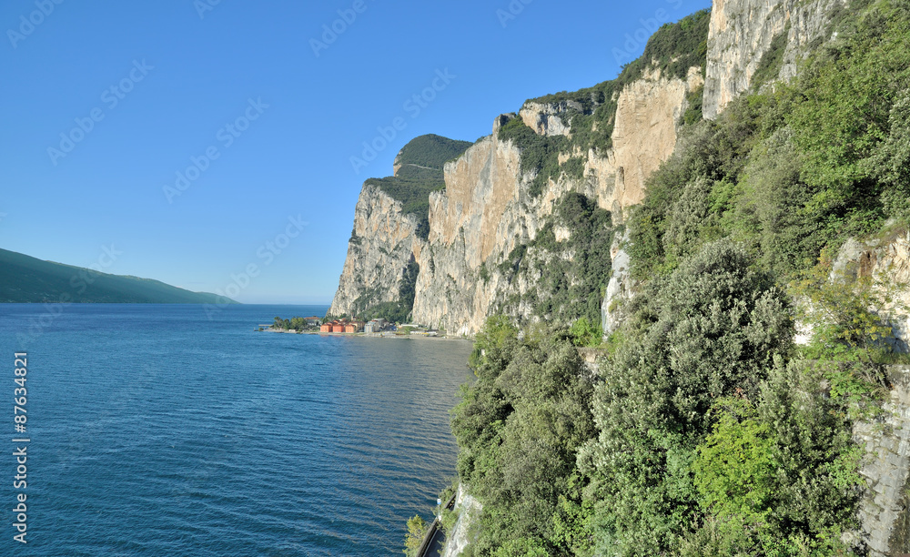 die Steilküste mit Blick auf den Urlaubsort Campione del Garda am Gardasee,Italien