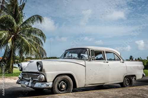 HDR Kuba Varadero weisser Oldtimer parkt unter blauem Himmel