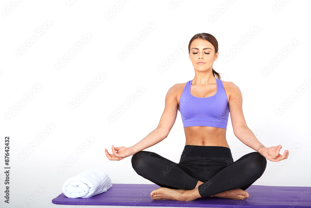 junge frau macht yoga
