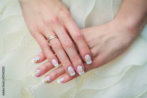Wedding nail art with camomiles
