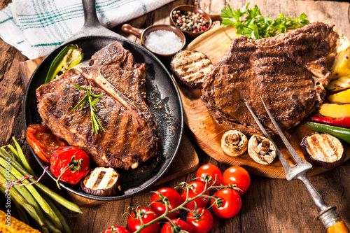 Tablou pe pânză Beef steaks with grilled vegetables