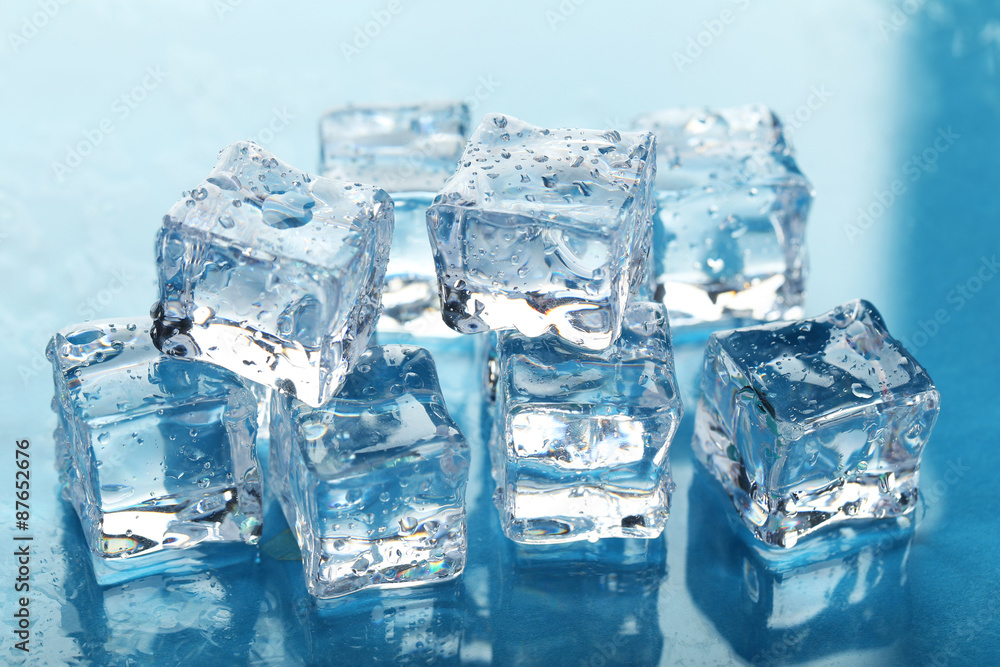 Obraz premium Ice cubes on blue background