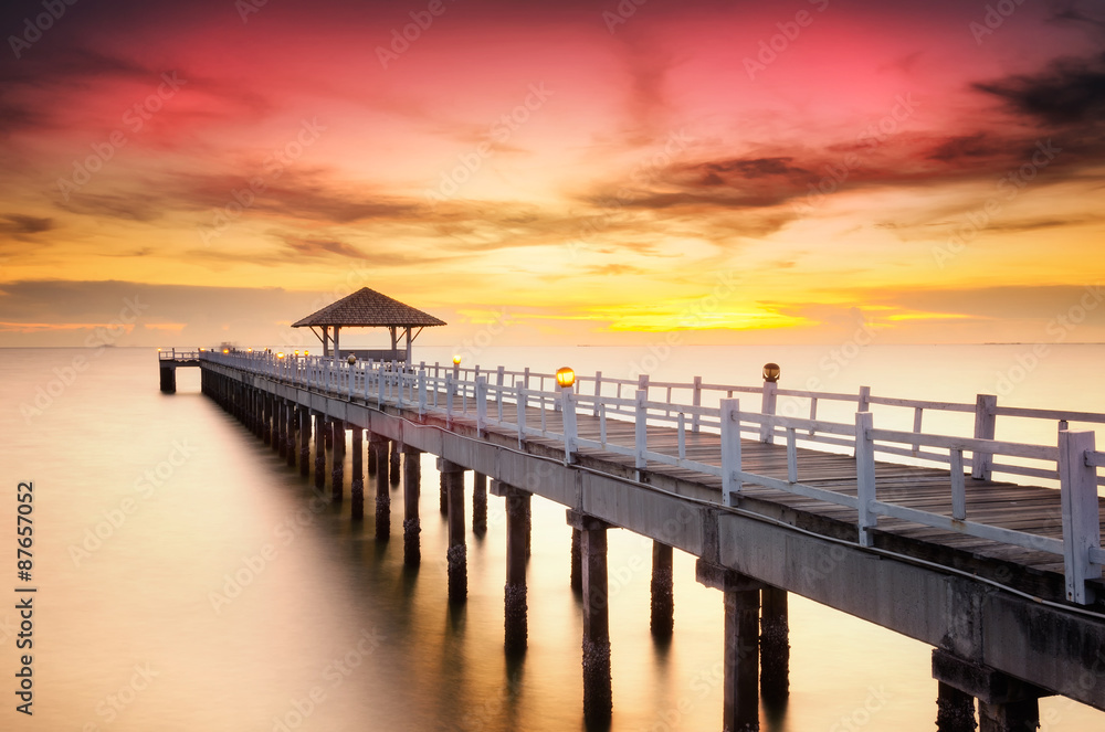 Obraz premium Landscape of Wooded bridge in the port between sunrise