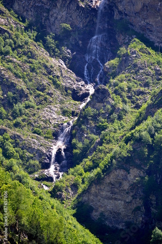 Водопад на горной речке