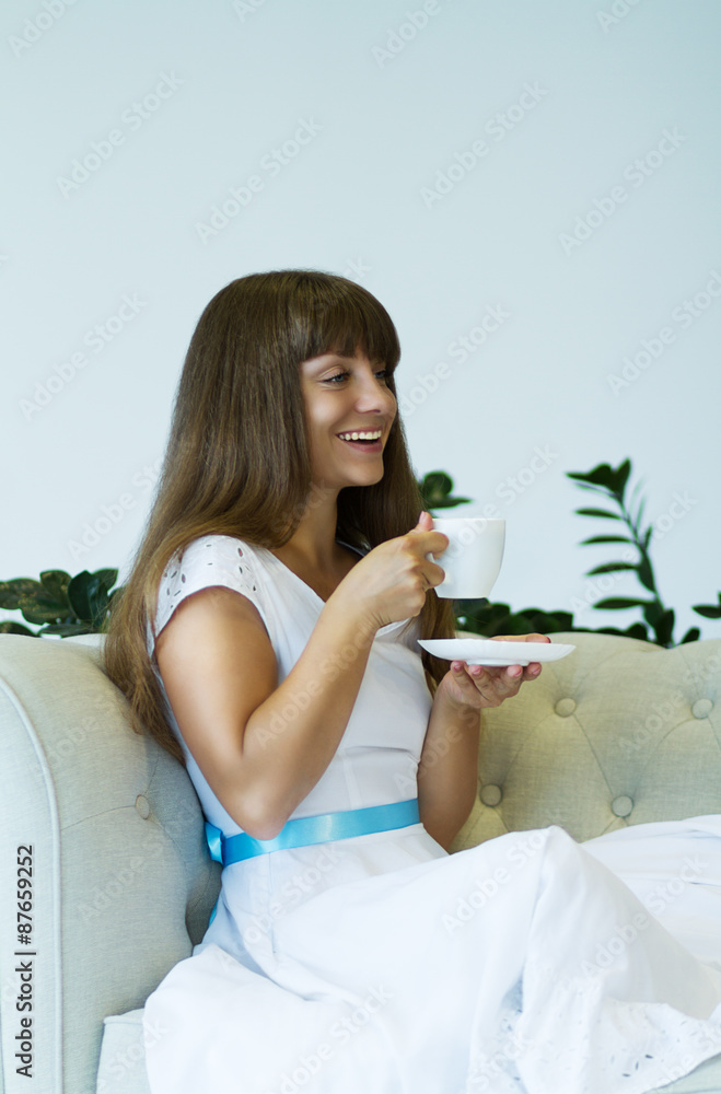 Obraz premium girl drinks tea, coffee