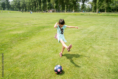 サッカーボールを蹴る子供