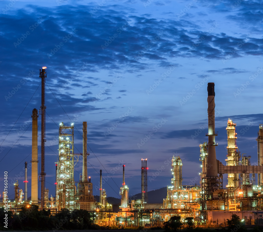 Obraz premium il rafineria o zmierzchu na tle nieba.