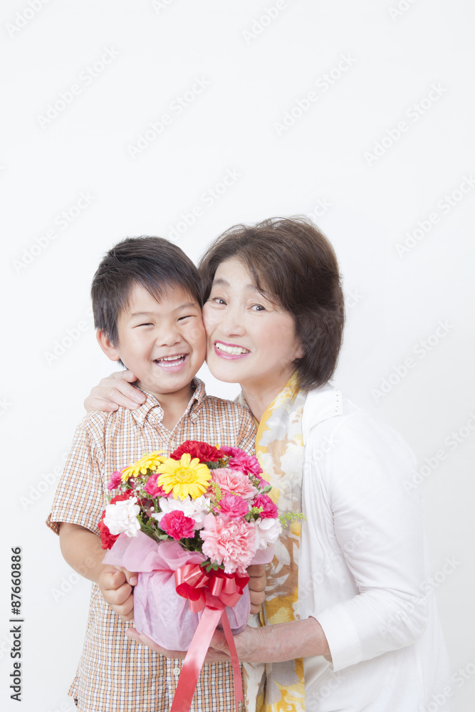 花束を持つ子供とシニア