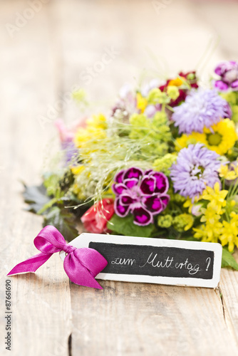 Blumenstrauss mit Schild "zum Muttertag!"
