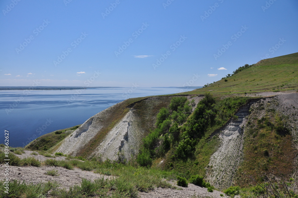 Холмистый берег реки Волга