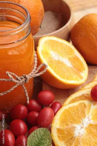 Fototapeta Naklejka Na Ścianę i Meble -  Orange juice with fresh orange fruits sliced.