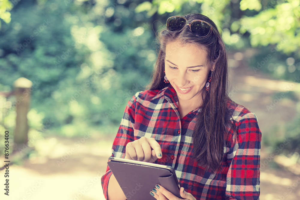 Obraz premium attractive happy casual woman using pad mobile pc