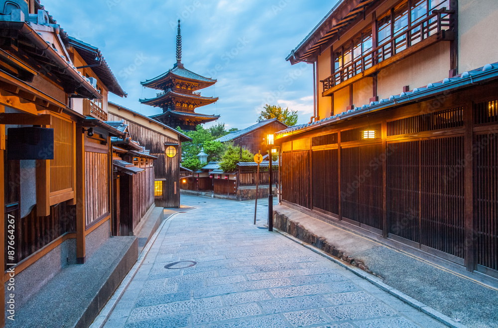 Naklejka premium Japońska pagoda i stary dom w Kyoto przy zmierzchem