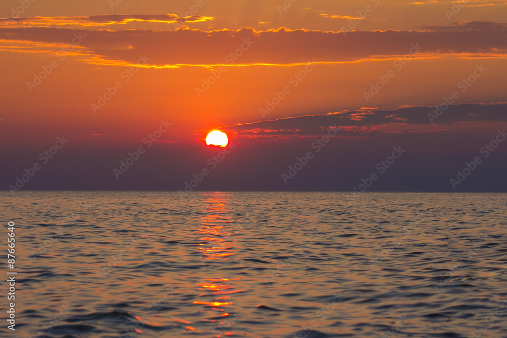 Sole che si nasconde diestro le nuvole Sole che si nasconde diestro le nuvole