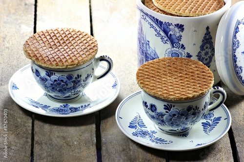 Obraz na płótnie niederländische Sirupwaffeln auf Delfter Blau Tassen