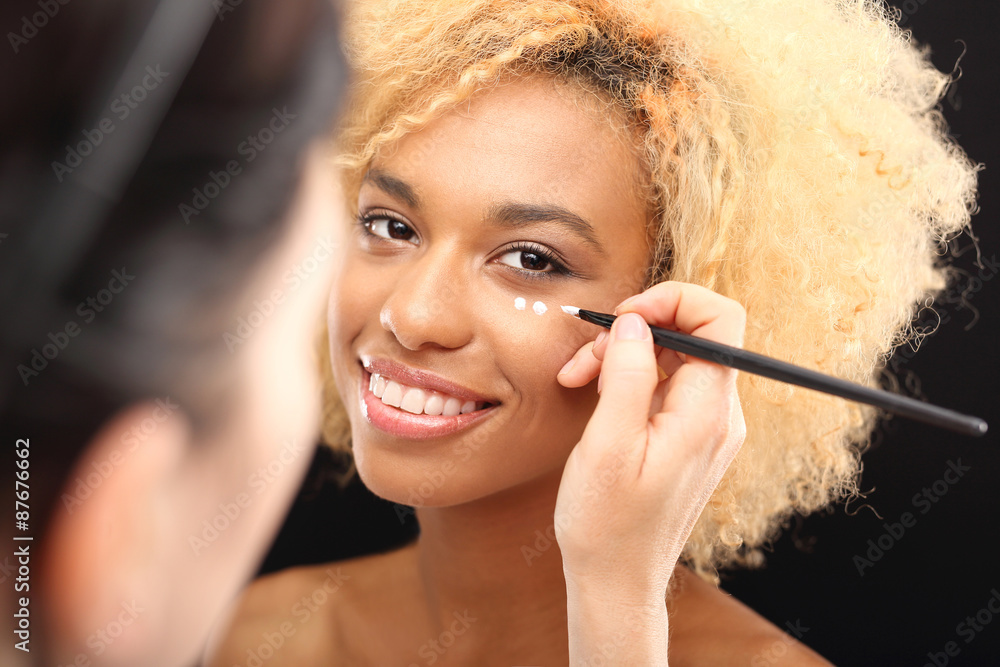 Makijaż rozświetlający. Pielęgnacja skóry, kosmetyki przeciwzmarszczkowe do  twarzy Stock Photo | Adobe Stock