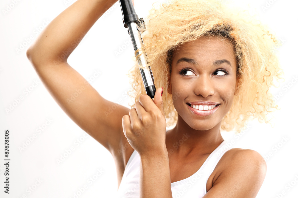 Obraz premium Lokówka do włosów.Dziewczyna kreci włosy za pomocą lokówki 