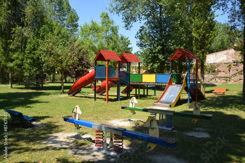 zona de juegos infantil en un parque publico © uzkiland