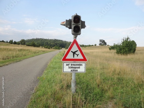 Achtung Flugbetrieb - Auf kreuzendes Schleppseil achten
 photo